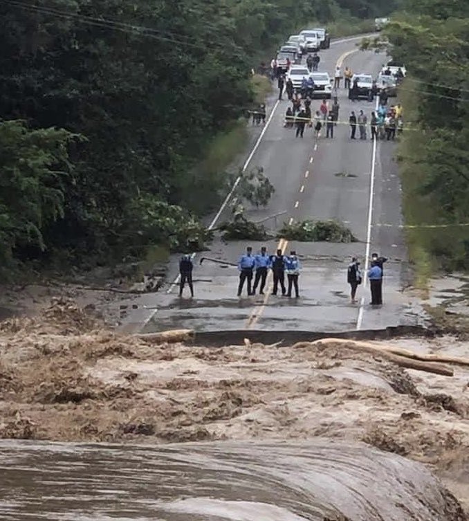 BorisWeber's tweet photo. Preparado en solo 3 semanas, el proyecto de emergencia acaba de aprobarse por el @BancoMundialLAC: $150 millones para apoyar #Honduras después de #Eta e #Iota. El restablecimiento de servicios para cientos de miles de Hondureños es una muy buena noticia para comenzar las fiestas. https://t.co/4DgpYqbucJ