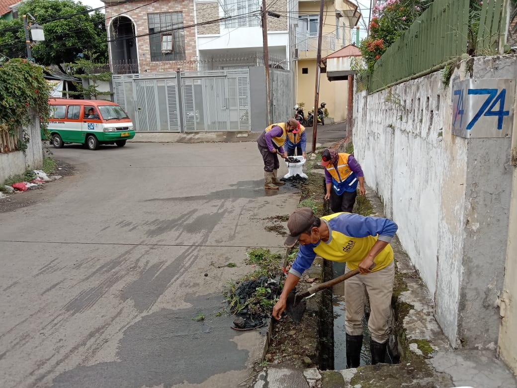 DSDABMKotaBdg's tweet photo. Pemeliharaan rutin drainase Jl.Andir Swadaya
#dpukotabandung
*Giat pemeliharaan rutin dan tindaklanjut laporan #sobatdpu kami posting di fleet twitter story ya sob
cc @OdedMD @kangyanamulyana @HumasBdg @PRFMnews @sekitarbandung_ @infobdg @ClickBandung @ElshintaBandung https://t.co/hHp0zYPUFc