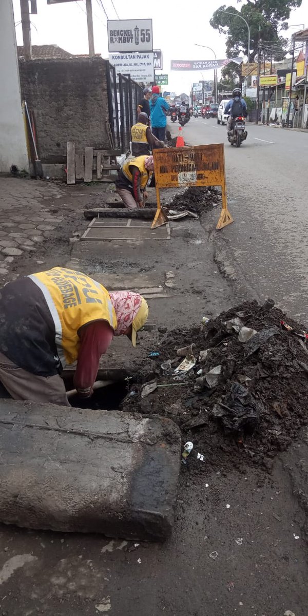 DSDABMKotaBdg's tweet photo. Pemeliharaan rutin drainase Jl.Margacinta
#dpukotabandung
*Giat pemeliharaan rutin dan tindaklanjut laporan #sobatdpu kami posting di fleet twitter story ya sob
cc @OdedMD @kangyanamulyana @HumasBdg @PRFMnews @sekitarbandung_ @infobdg @ClickBandung @ElshintaBandung https://t.co/axNncXe3WX