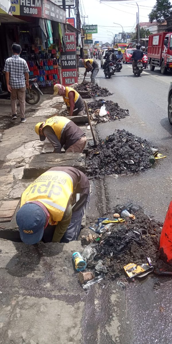 DSDABMKotaBdg's tweet photo. Pemeliharaan rutin drainase Jl.Margacinta
#dpukotabandung
*Giat pemeliharaan rutin dan tindaklanjut laporan #sobatdpu kami posting di fleet twitter story ya sob
cc @OdedMD @kangyanamulyana @HumasBdg @PRFMnews @sekitarbandung_ @infobdg @ClickBandung @ElshintaBandung https://t.co/axNncXe3WX