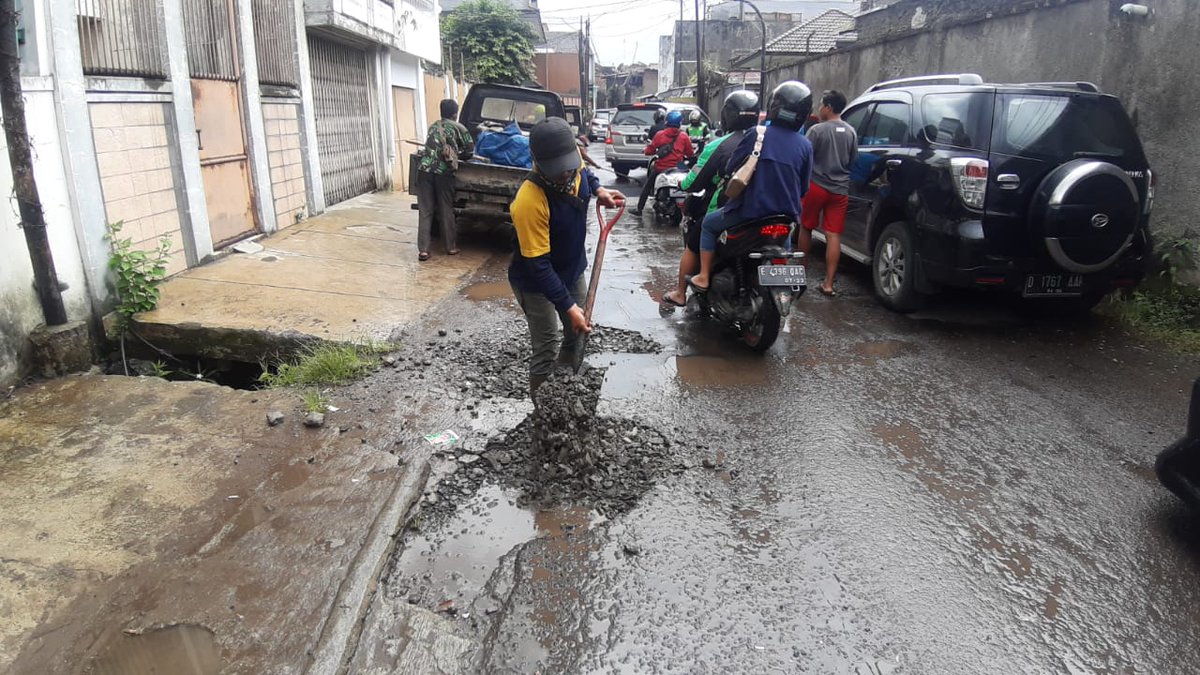 DSDABMKotaBdg's tweet photo. Pemeliharaan rutin jalan Jl.Cikawao Dalam
#dpukotabandung
*Giat pemeliharaan rutin dan tindaklanjut laporan #sobatdpu kami posting di fleet twitter story ya sob
cc @OdedMD @kangyanamulyana @HumasBdg @PRFMnews @sekitarbandung_ @infobdg @ClickBandung @ElshintaBandung https://t.co/u9XeUpt7ke