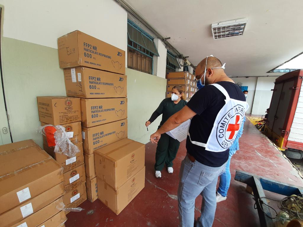 CICR_ve's tweet image. Como parte de nuestra acción humanitaria en #Venezuela 🇻🇪 apoyamos regularmente al Hospital Central de San Cristóbal con insumos médicos para la atención de pacientes en su sala de emergencia. 

Estos insumos ayudan a que todos los pacientes sean atendidos en condiciones dignas.