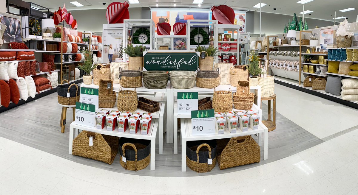 shaheedAtTarget's tweet image. We’re 1 week away from Christmas, and @Target in South Philly has you covered for that perfect Last minute Gift Idea for Mom, Grandma, Friend ect. Beautiful decorative Pillows Starting at $10, and Must-Have Baskets that can transition throughout multiple seasons starting @ $12 🎯