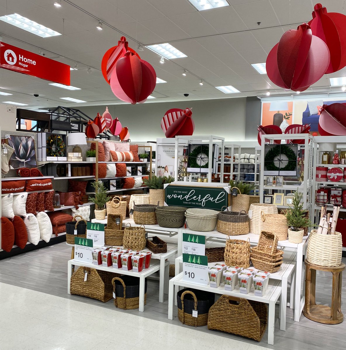 shaheedAtTarget's tweet image. We’re 1 week away from Christmas, and @Target in South Philly has you covered for that perfect Last minute Gift Idea for Mom, Grandma, Friend ect. Beautiful decorative Pillows Starting at $10, and Must-Have Baskets that can transition throughout multiple seasons starting @ $12 🎯