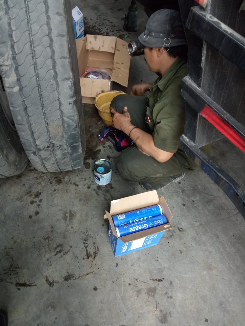 PT_APK's tweet image. Aktivitas greasing pada pelanggan #greasing #distributoroli #jawatimur #grease #service