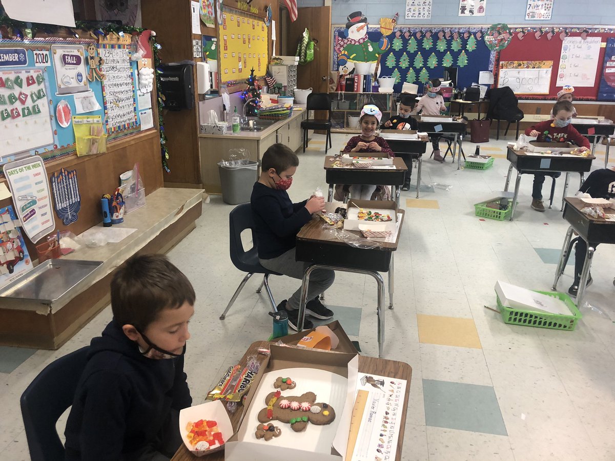 MrsVan42's tweet photo. So much fun during our “Gingerbread University!” @Nokobulldogs @SachemSchools @GingerbreadU https://t.co/4rxfWFeAwf