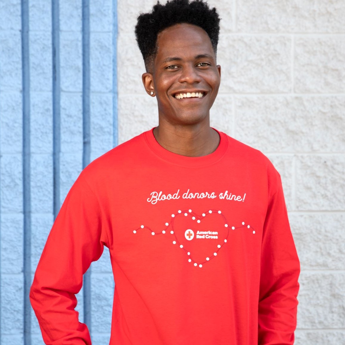 RedCrossGAR's tweet photo. Give a gift. Get a gift. Come to donate Dec. 18-Jan. 4 and get a long-sleeved #RedCross T-shirt, while supplies last. Make your appt to help ensure blood is on the shelves this holiday season: https://t.co/DAxpDCLOkV https://t.co/1Uz57WGLMB