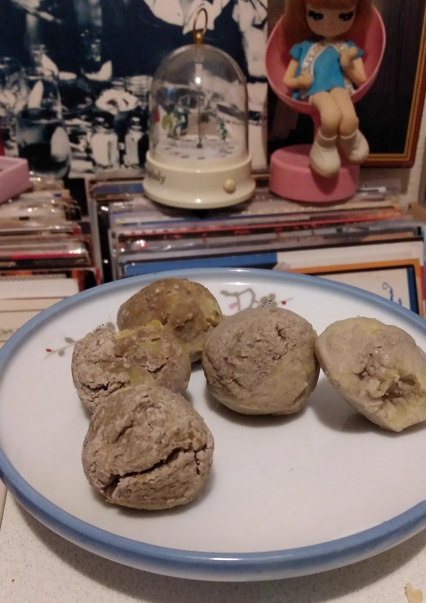 @MYT387 泥団子……
そば粉団子ですよ！！
料理見た目悪いのしか作れません(汗) 