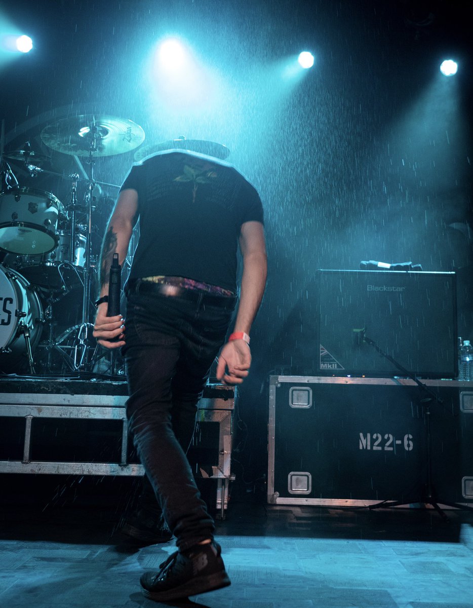 When it rains it pours at a 𝑴𝑬𝑹𝑪𝑯𝑨𝑵𝑻𝑺 show... 📸: <a href="/eric/">Eric Anderson</a>.molyneaux 

Video: youtu.be/eNLV_4FGPJ8