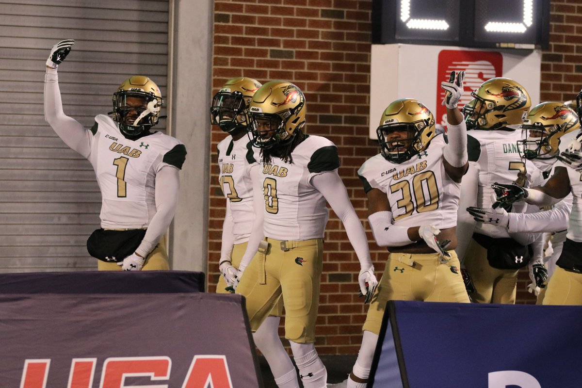 The 𝙐𝘼𝘽 defensive unit in the first half: 

📈 Zero pass yards allowed
📈 Allowed zero completions on 11 Marshall attempts
📈 Given up just 80 total yards
📈 Held the Herd to 25% on third downs

#WinAsOne