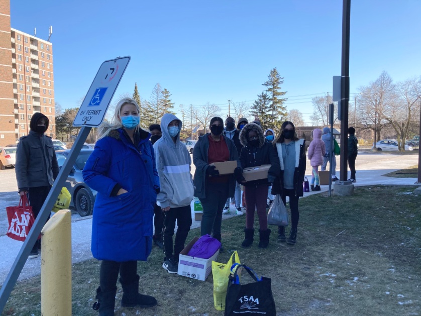 LCvitak's tweet photo. On this last day of school for 2020, the 7/8s packed up our food drive items and walked to our community food bank. Wishing everyone food security this holiday @TDSB_GallowayRd https://t.co/Yzm8rxv0Z7