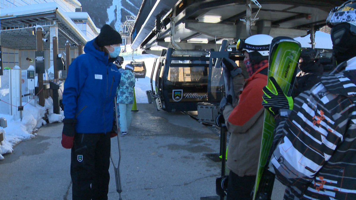 wcax's tweet image. Big powder day attracts out-of-state visitors @WCAX_Ike reports #VT 
wcax.com/2020/12/18/big…