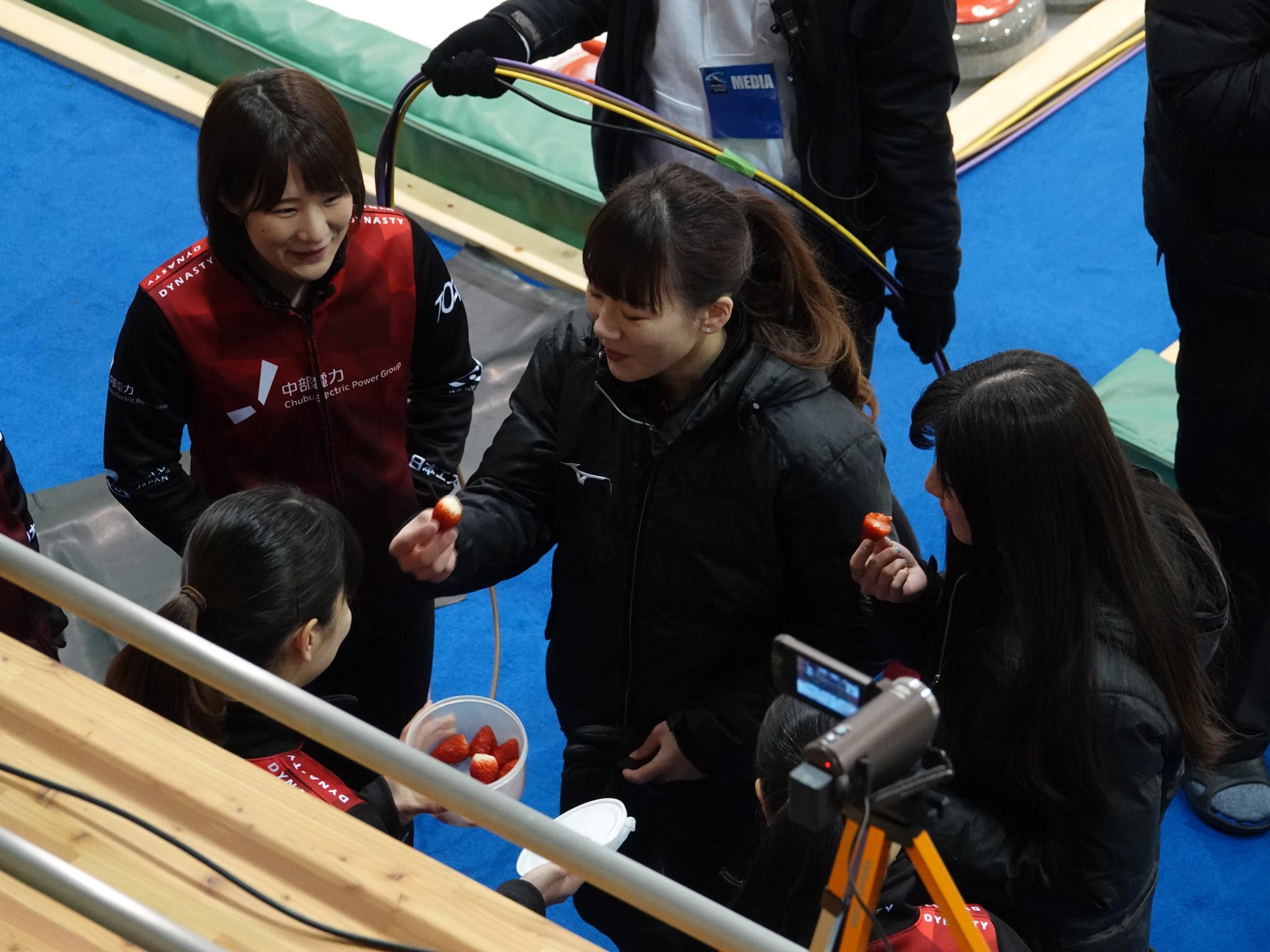 朝日新聞ウィンタースポーツ カーリング の 日本topチーム強化試合 2日目は女子の ロコ ソラーレ Vs 中部電力 の好カード 第5エンドが終わって 4 2でロコ ソラーレがリードです ハーフタイムのおやつは 両チームともイチゴ でした 岳 朝日新聞ウィンタースポーツ カーリング の 日本topチーム強化試合 2日目は女子の ロコ ソラーレ Vs 中部電力 の好カード 第5エンドが終わって 4 2でロコ ソラーレがリードです ハーフタイムのおやつは 両チームともイチゴ でした 岳