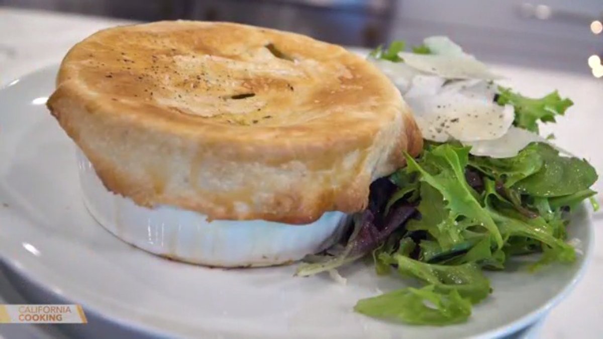 Vonquizu's tweet photo. .@jessicaktla is going for the decadent this holiday season. In a new episode of #CaliforniaCooking, our host tries a new twist to hot chocolate, she makes a delicious croque madame ๐ซ๐ท and lobster and shrimp pot pies with a special spice ๐ฆ๐ฆ. Watch live: https://t.co/DgAK7xxBMT https://t.co/JimeBpwklz