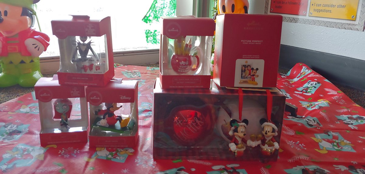 MsKinghasClass's tweet image. Today was #amazing. 
#Snowglobes
#holidaytraditions
#kringlejingle
#guestspeaker
#disney

What a great way to send ourselves into a much deserved break