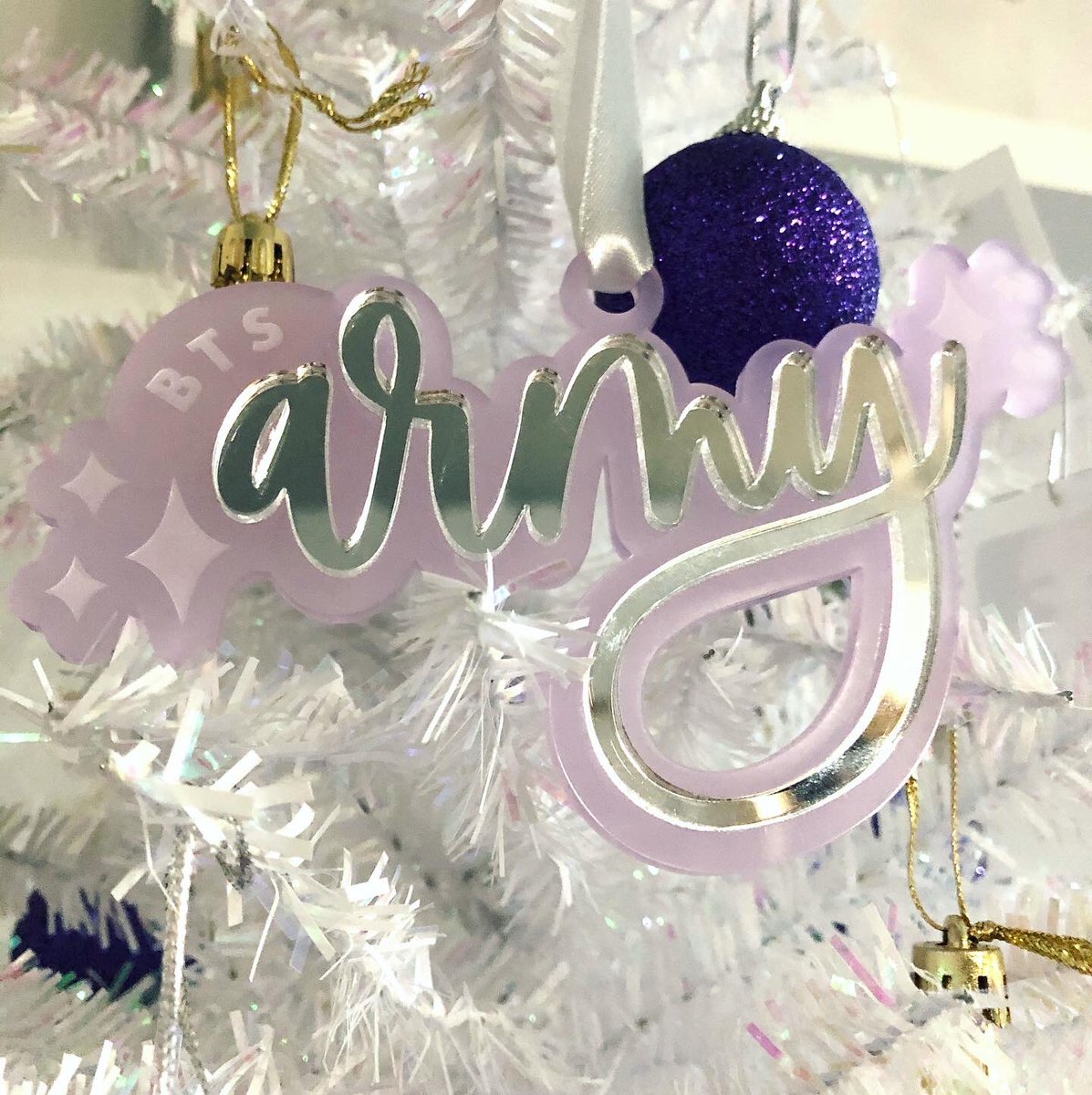 MMBungeeBTS7's tweet photo. My BTS xmas tree is finally complete! Check out these ornaments from @its_jenee of @happilyeveretch 🤩💜🥰 #BTS #BTSArmy #Borahae #ShineDreamSmile https://t.co/kG91DhYtWO
