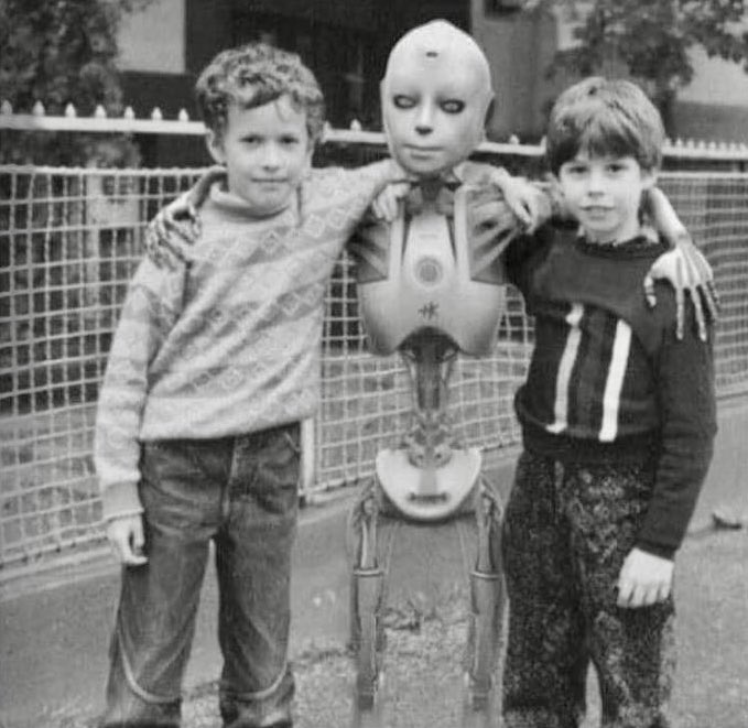 An early childhood pic of Mark Zuckerberg with some friends, circa 1986.