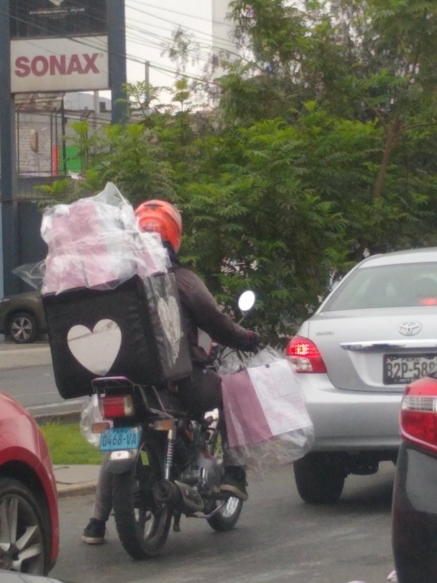 lamononeurona's tweet photo. Este pobre motociclista estaba así de recargado con productos #Butrich 🤔🤔🤔 Mejor hubiera sido enviar un taxi no? Ojalá haya llegado bien y completo... y sin multa. #Monterrico. https://t.co/QSdt50baia