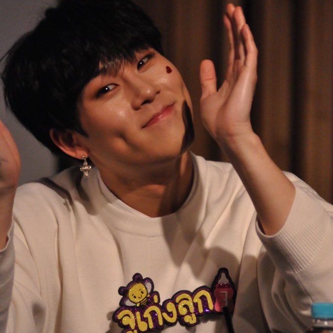 Levythan181's tweet photo. พี่เค้าเป็นอะไรของเค้านะ https://t.co/36kOzdEEpz