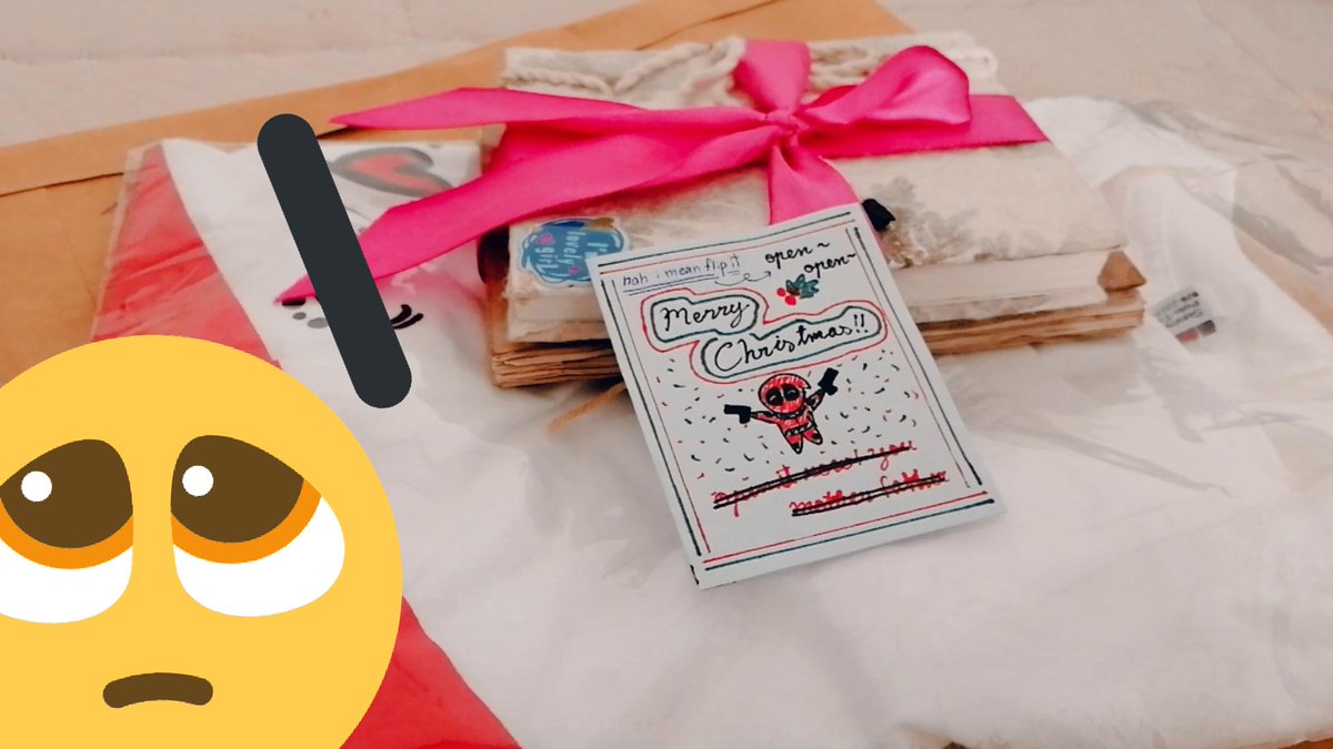 ของขวัญ​น่ารักมาก🥺ยกเว้นไอ้งูยางนั้น!!! ทำไมต้องงู!! ห๊ะ!?! ถามจริง!?!! ทำไม!?!!!?! 😂

card: see ya on uh.... Wait.. Ah yeah!!
          31.Dec.20   Waiting for ya you
          a*shole can't wait now!
                                              F***k u! ~

แกงเก่งเหลือเกินนน