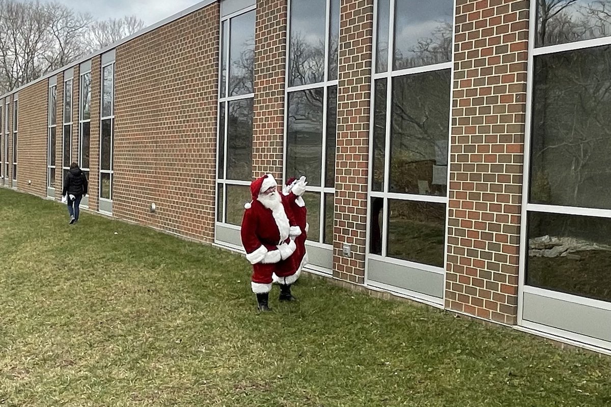 JNedu1's tweet photo. Santa and Mrs. Claus stopped by and visited Wilson Elementary today. #WilsonElem https://t.co/MgmKBVDG00