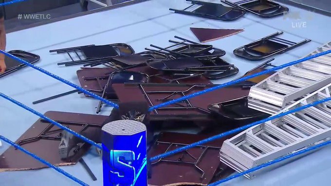 SmackDown: Kevin Owens debajo de esas mesas.