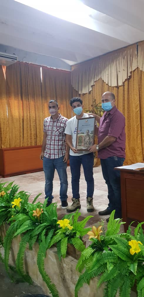 Reconoce UJC de Sancti Spíritus y secretariado provincial de la FEEM, a sector educacional, por su apoyo a las misiones de la Organización. #SomosContinuidad #JóvenesDeIzquierda #FEEM50 #FEEMXCUBA #FEEMSiempreCuestaArriba