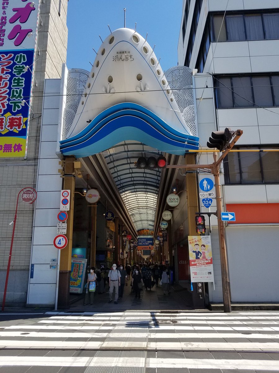 株式会社ゼンリン びっくり道路選手権 びっくりな国道といえば青森県の 階段国道 が有名ですが 長崎県にはアーケードを通る国道があります 道路標識よーくみると 午前10時 翌朝5時まではなんと歩行者専用なんです 車が通れるの