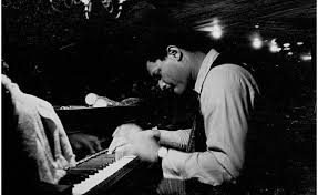 "A Quick Sketch" McCoy Tyner / Joe Henderson / Ron Carter &amp; Al Foster. 🔥🔥🔥🎶 youtube.com/watch?v=JCQ7Ex…