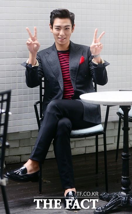 also crossed legs but adorable 