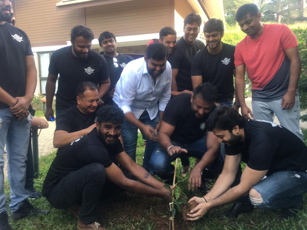 DBossTrends's tweet photo. Boss Continuing his Hobby of Planting Saplings whenever he go out with his Friends❤

ಊರಿಗೆ ಇವನು ಚಿನ್ನದ ಕಳಸ 

##Dboss | #Roberrt | @dasadarshan https://t.co/uwav8MRyoQ
