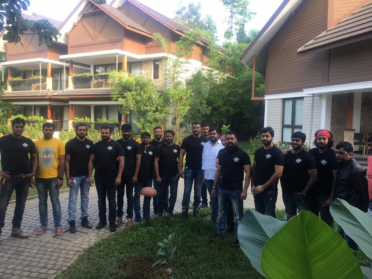 DBossTrends's tweet photo. Boss Continuing his Hobby of Planting Saplings whenever he go out with his Friends❤

ಊರಿಗೆ ಇವನು ಚಿನ್ನದ ಕಳಸ 

##Dboss | #Roberrt | @dasadarshan https://t.co/uwav8MRyoQ