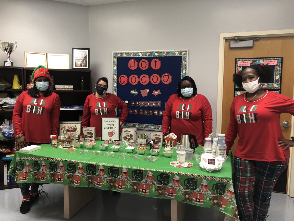 ArcolaLakeElem's tweet photo. Just a couple of pics of how we showed the Teachers and Staff a little holiday spirit! 🥰🎄🧑🏾‍🎄 https://t.co/hRS160eZue