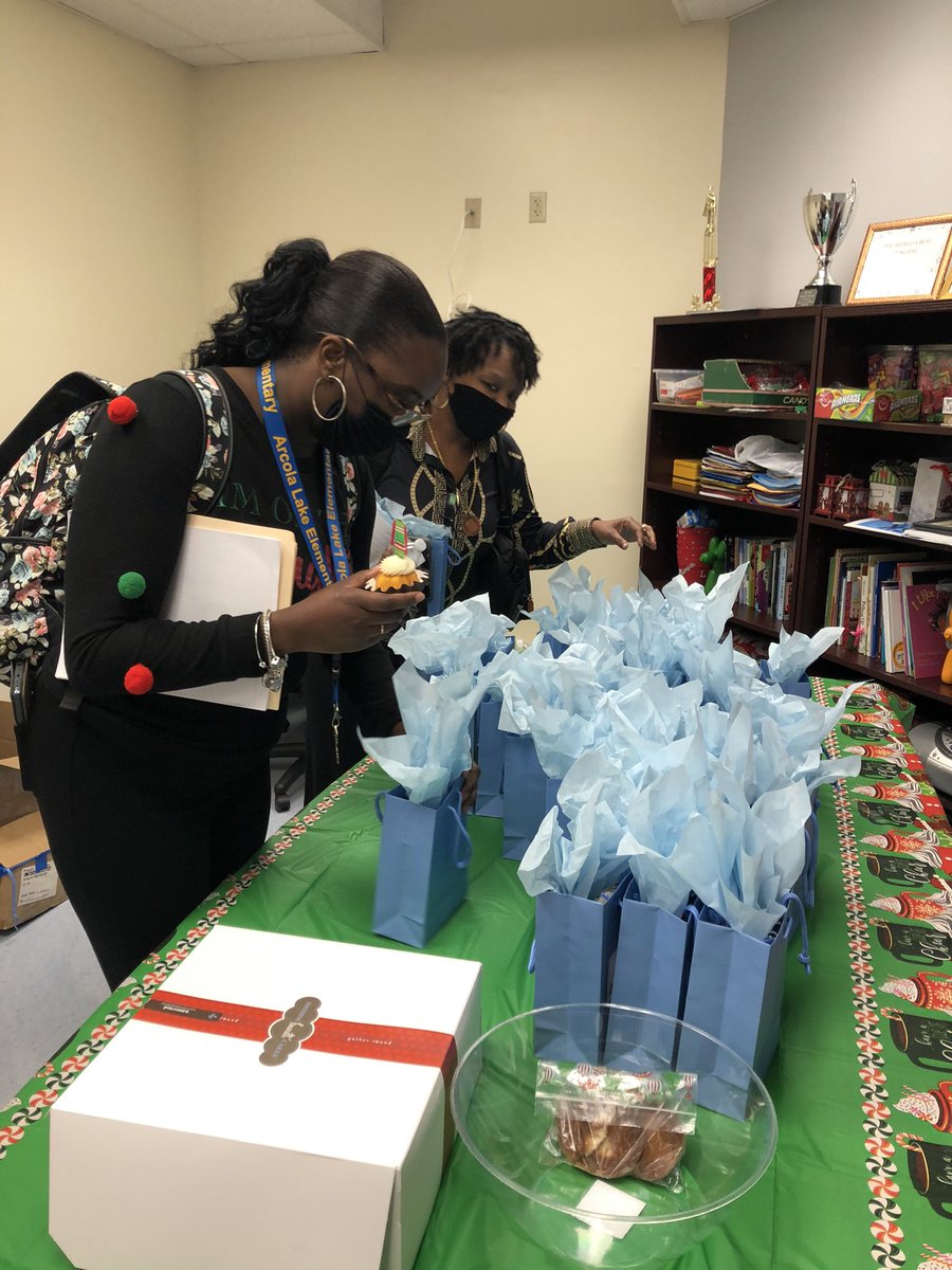 ArcolaLakeElem's tweet photo. Just a couple of pics of how we showed the Teachers and Staff a little holiday spirit! 🥰🎄🧑🏾‍🎄 https://t.co/hRS160eZue