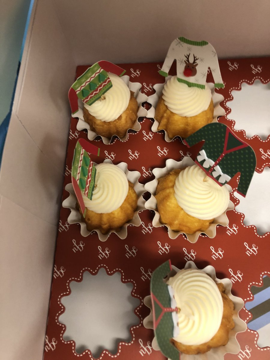 ArcolaLakeElem's tweet photo. Just a couple of pics of how we showed the Teachers and Staff a little holiday spirit! 🥰🎄🧑🏾‍🎄 https://t.co/hRS160eZue