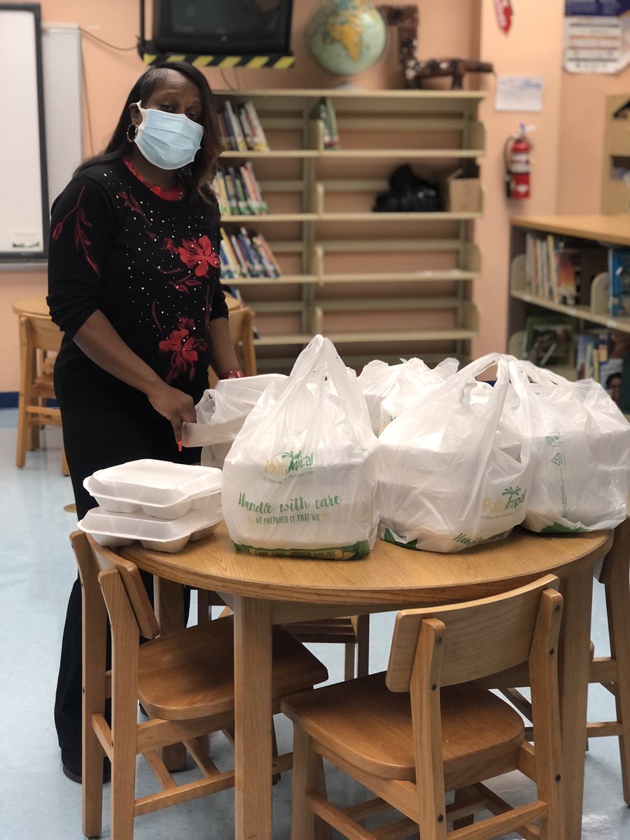 ArcolaLakeElem's tweet photo. Just a couple of pics of how we showed the Teachers and Staff a little holiday spirit! 🥰🎄🧑🏾‍🎄 https://t.co/hRS160eZue