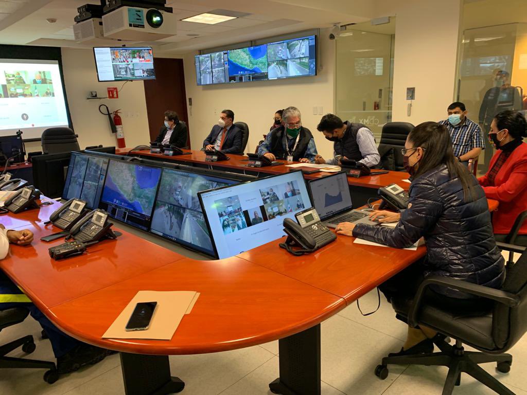 Hoy estuvimos en <a href="/C5_CDMX/">C5 CDMX</a> para revisar con las diversas instituciones de salud, @SEDENAmx y <a href="/SEMAR_mx/">SEMAR México</a> el sistema de emergencia y la coordinación para atender de forma coordinada la emergencia sanitaria