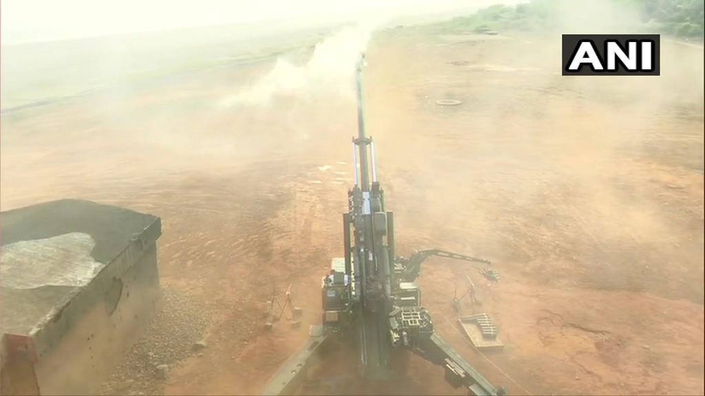 ANI's tweet photo. ATAGS (Advanced Towed Artillery Gun System) Howitzer gun firing at the Balasore test-firing range in Odisha

"It is the best gun in the world, no other county has been able to develop such a gun system," says Shailendra Gade, ATAGS Project Director, DRDO https://t.co/okLd6UyNdk