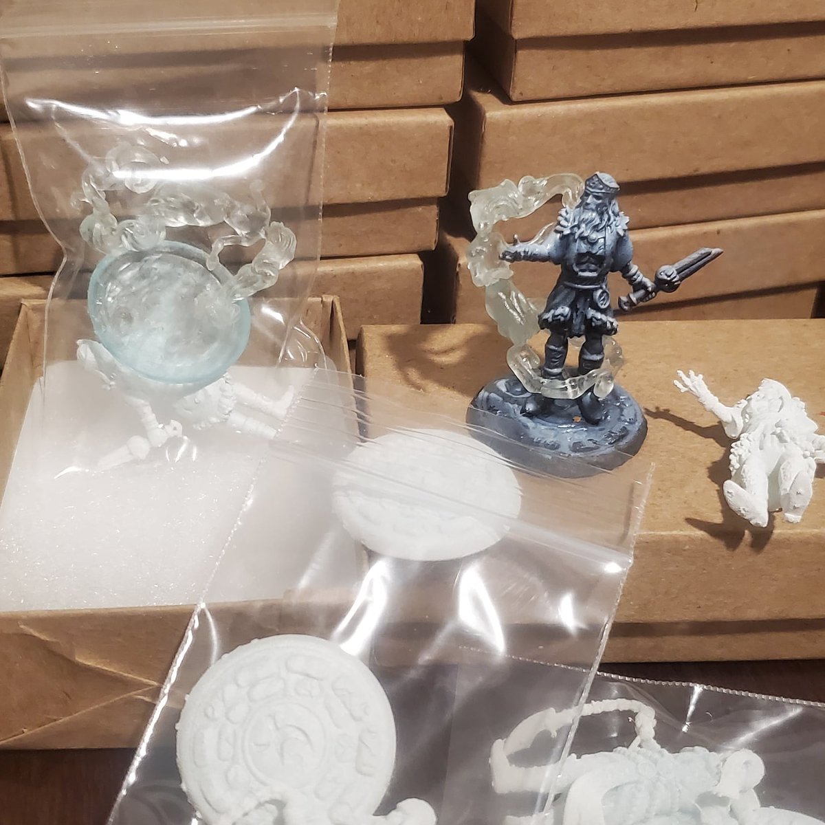 ImmortalCollec1's tweet photo. The Dead King and his bride. Shipping soon. #ImmortalCollections #3dprinting #dnd #tabletopminis https://t.co/8qpcCMlG5r