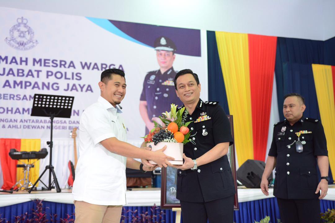 hilmanidham's tweet photo. Menyertai lawatan kerja DS @AzminAli di DUN Bukit Antarabangsa &amp; Parlimen Gombak sepanjang hari ini. Bermula di IPD Ampang Jaya awal pagi tadi, kami akan berakhir di DUN Sungai Tua petang nanti untuk menyantuni warga pendidik &amp; golongan OKU. #GombakKitaSetia https://t.co/0oGv33l6Cv
