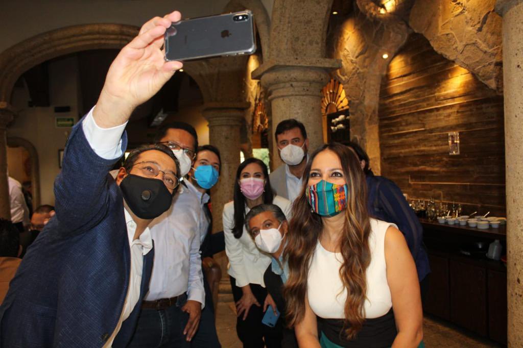 LibiaDennise's tweet photo. Acompañe a @AleGutierrez_mx en su registro como precandidata a la Alcaldía de #León.

UNIDAS SOMOS MÁS FUERTES y por supuesto que estamos listas para que una mujer panista asuma la Presidencia de nuestro bonito León.

¡Todo el éxito al equipo! https://t.co/bySmpWE8mk