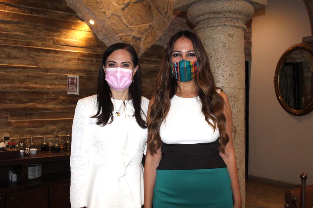 LibiaDennise's tweet photo. Acompañe a @AleGutierrez_mx en su registro como precandidata a la Alcaldía de #León.

UNIDAS SOMOS MÁS FUERTES y por supuesto que estamos listas para que una mujer panista asuma la Presidencia de nuestro bonito León.

¡Todo el éxito al equipo! https://t.co/bySmpWE8mk