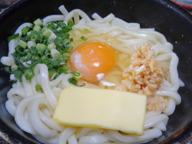 やまざきうなむー お昼ごはんは塩釜玉ニンニクバターでした 温めた玉うどんに塩 味の素 生卵 桃屋の刻みニンニク バター 刻み青葱を乗せて頂きました