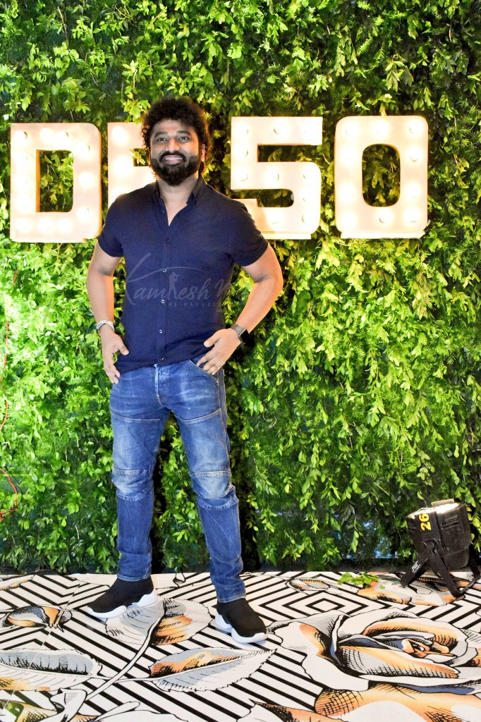 DSPofficialTeam's tweet photo. Woohoo🕺🔥

Here's Our BOSS "Rockstar" @ThisIsDSP Sir in new Beard Style Snapped @ #DR50 
#DilRaju50thBirthdayBash 

Mind Block, Mind Block
Mind Block, Mind Block
ROCK 🌟 Me MASS Look
MINDBLOCKUUU🔥💥😎👌

Love
#RockStar | #DSP 
#DeviSriPrasad 

Thank you 🙏
📸 : @kamlesh_nand https://t.co/1rgMrSNKd9
