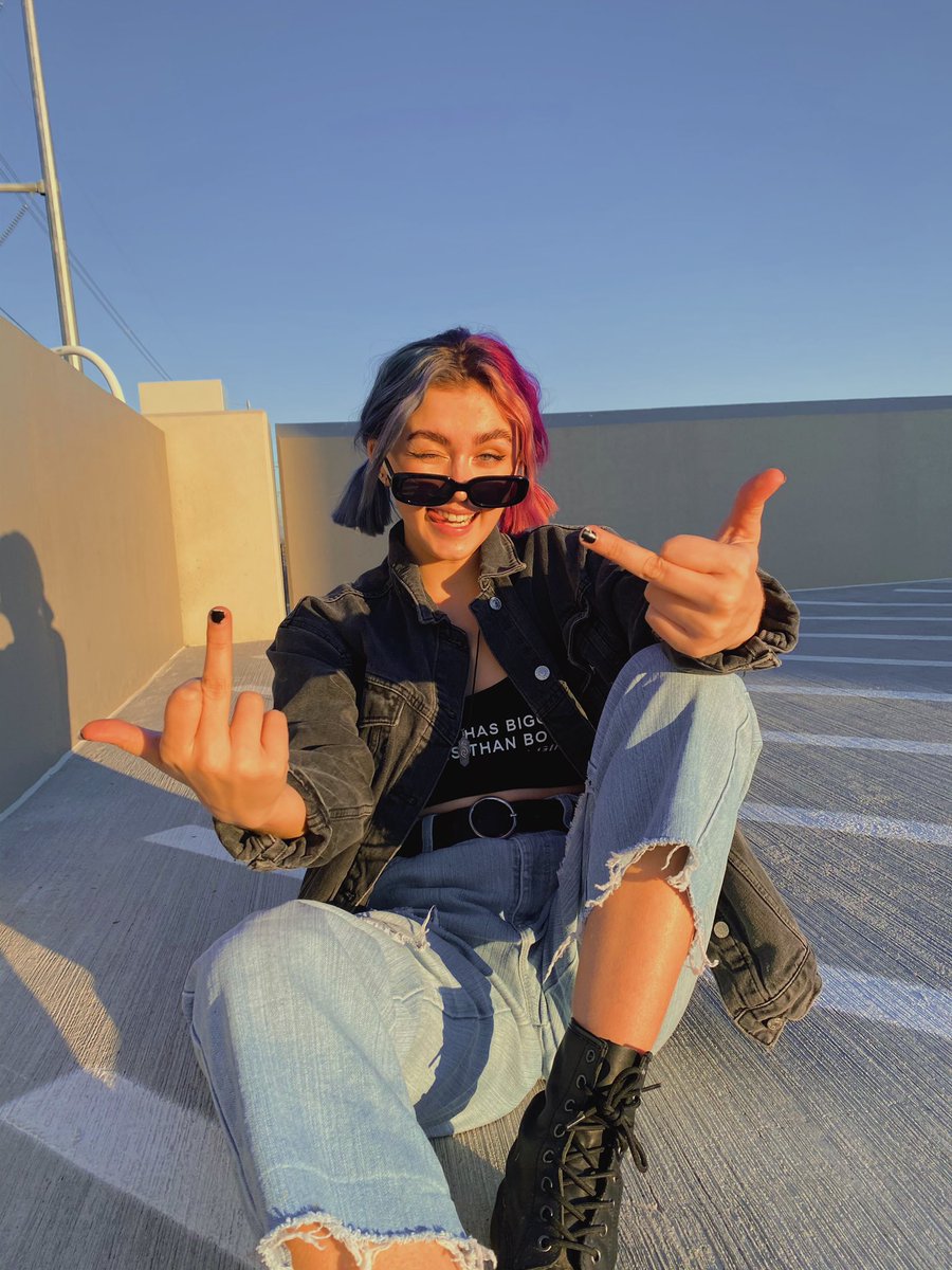 jolahaye10's tweet photo. formerly introducing the split dye cotton candy hair how u doin https://t.co/olJUY5JjMt