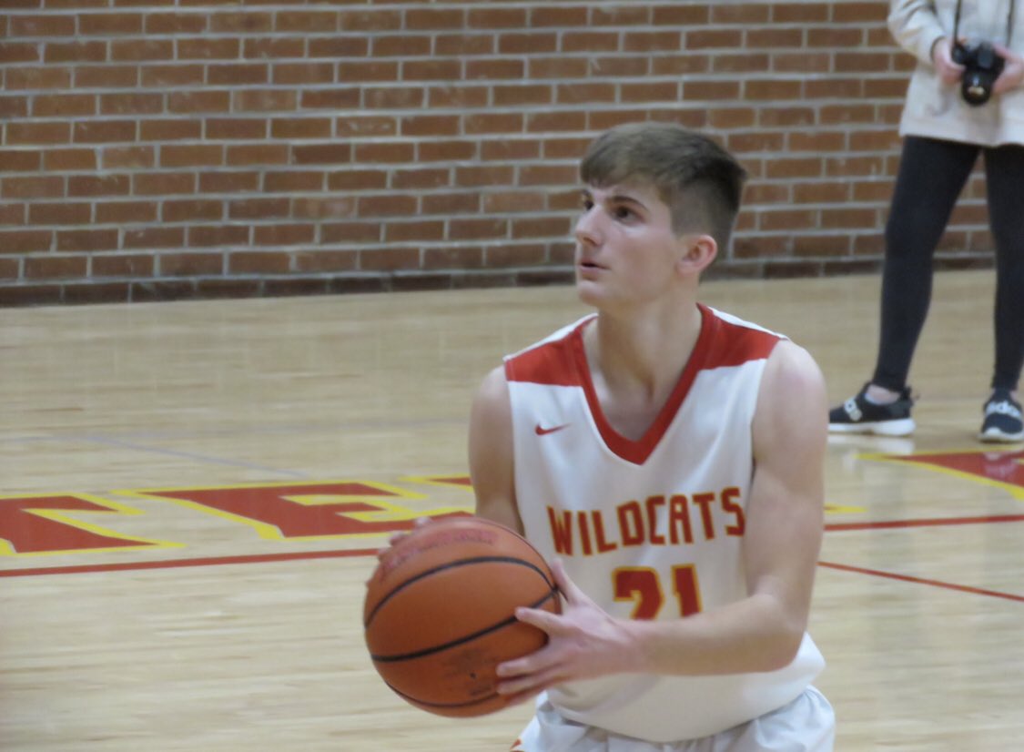 BbalEvv's tweet photo. 🏆 🏀 FRIDAY NIGHT MVP 🏀 🏆

Landen Folz - Mater Dei 

The Wildcat sharpshooter dialed it up from long distance SIX times scoring 32 points to lead Mater Dei to a 77-53 win at North Posey. 👀 https://t.co/lO1L29Vqce