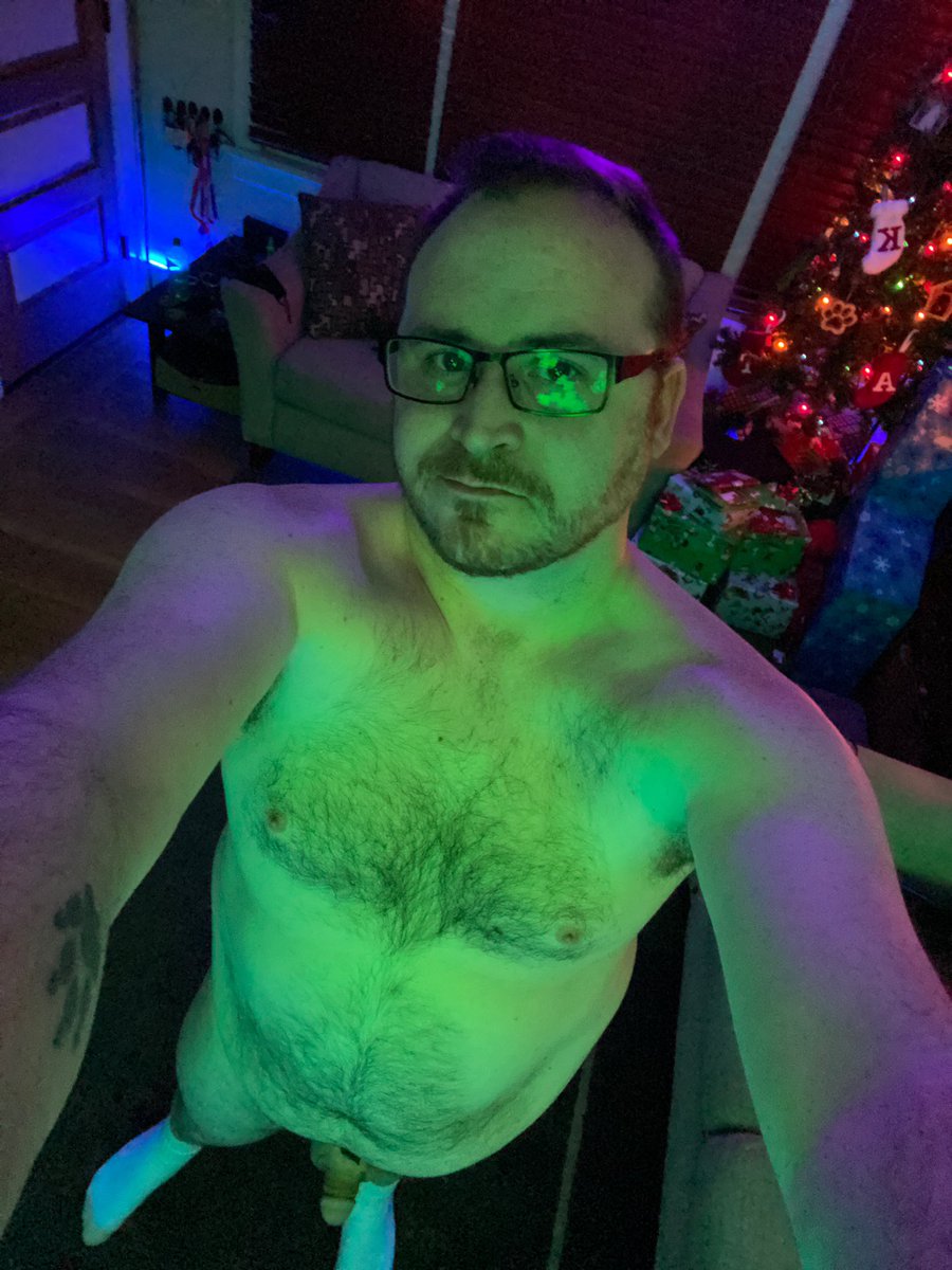 BausYukon's tweet photo. Hanging out @RedRocketLounge with @PupDiesel, @MuttThor, &amp; @PupYankee! Awroo!!! #FeelingCute https://t.co/qDgXIQKbmS