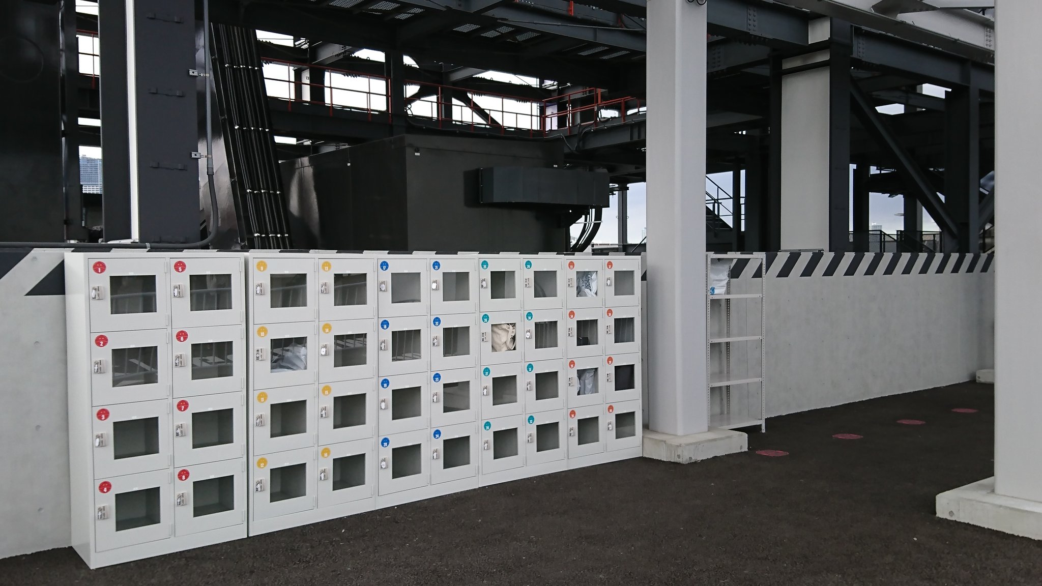 梅シャツ 横から タワーは荷物をロッカーに預けるみたい Gfy 横浜ガンダム 動くガンダム ガンダムファクトリー横浜 Gundamfactoryyokohama