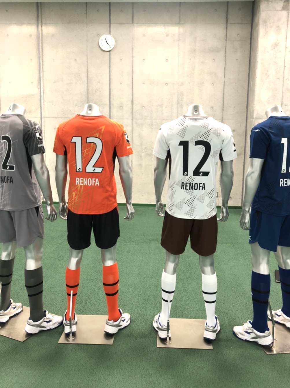 レノファ山口ｆｃ 21年モデルユニフォーム 展示 受付 最終節 山形戦のグッズ売場で 21年モデル ユニフォーム の 実物展示 先行予約受付を行います 是非会場にてご覧ください 時間 10時 ハーフタイム終了まで オンラインでのお