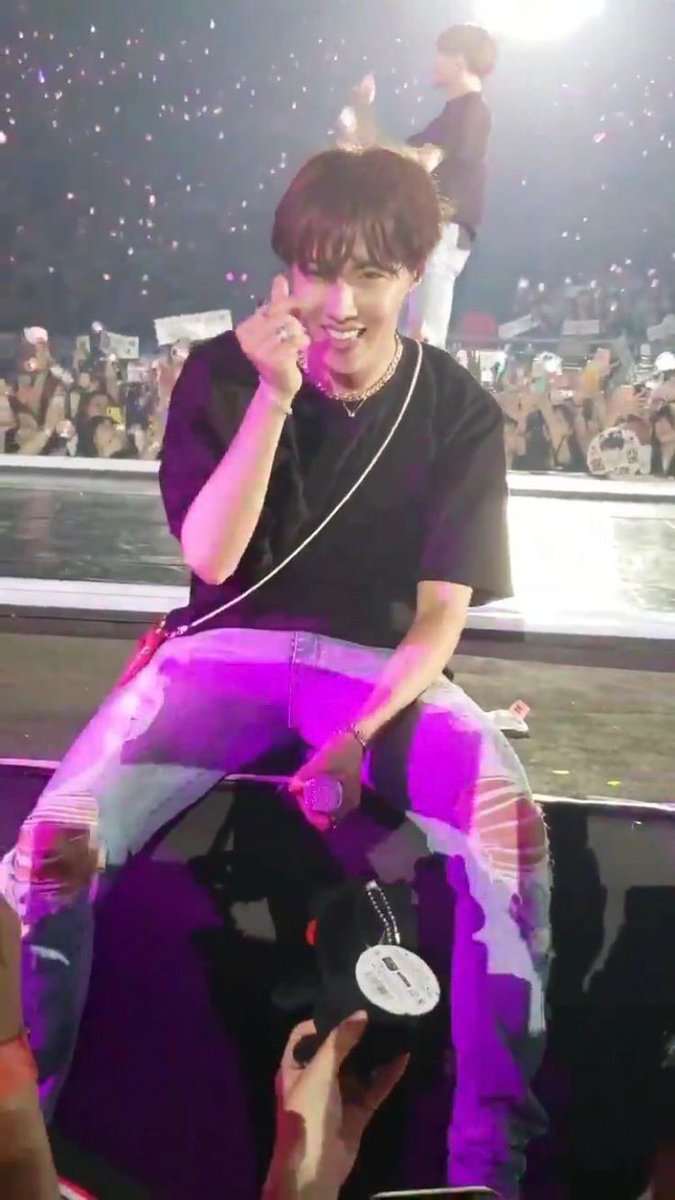 how i wish i can see him this close... :(